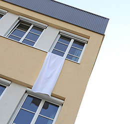 Weiße Fahne für erste Maturantinnen an den BBS Baumgartenberg